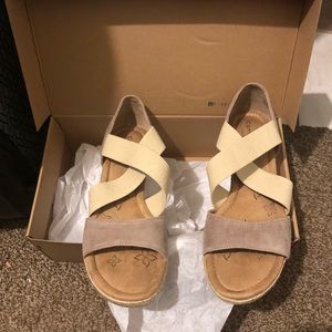 COMFORTIVA WOMENS BRYE OPEN TOE TOE STRAP WEDGE